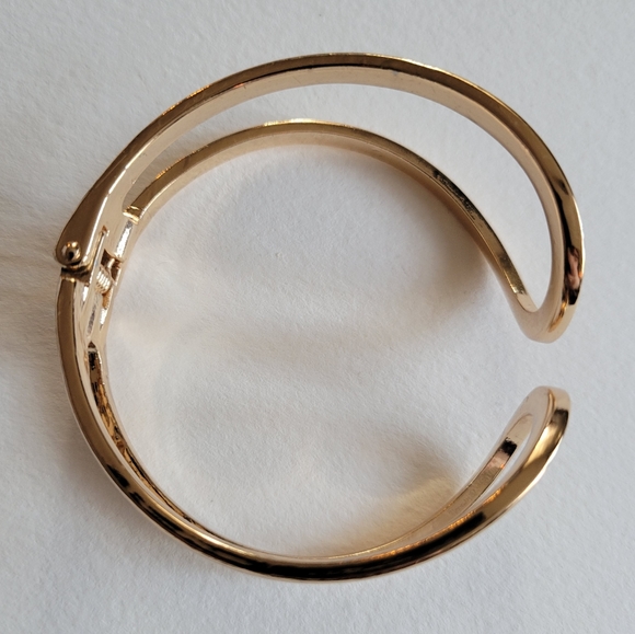 Gold tone clamper bracelet minimalist curved lines - Picture 5 of 11